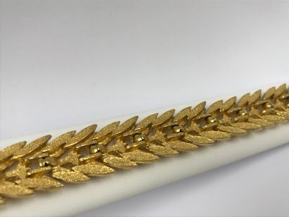 BRACELET articulé en métal doré à feuilles stylisées brossées et brillant BRACELET...