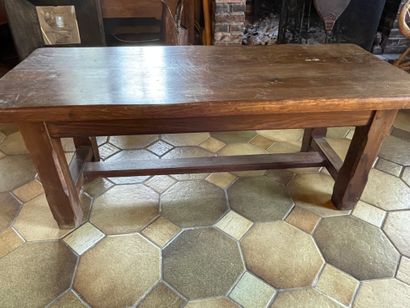 TABLE BASSE de forme rectangulaire en bois naturel reposant sur des pieds réunis...