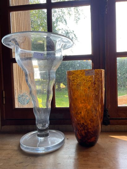 Lot comprenant: un vase sur piédouche en verre et un vase soliflore en verre jaune...