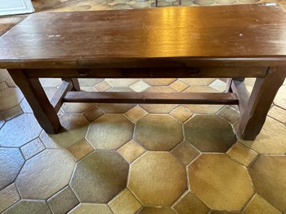 TABLE BASSE de forme rectangulaire en bois naturel reposant sur des pieds réunis...