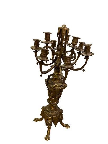 CANDELABRE en bronze doré et ciselé à neuf bras de lumières à décor de croisillons,...