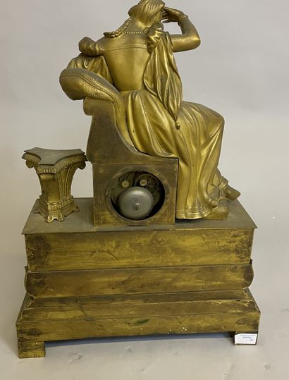 PENDULE en bronze doré et ciselé à décor d'une jeune femme sur sa méridienne dans...