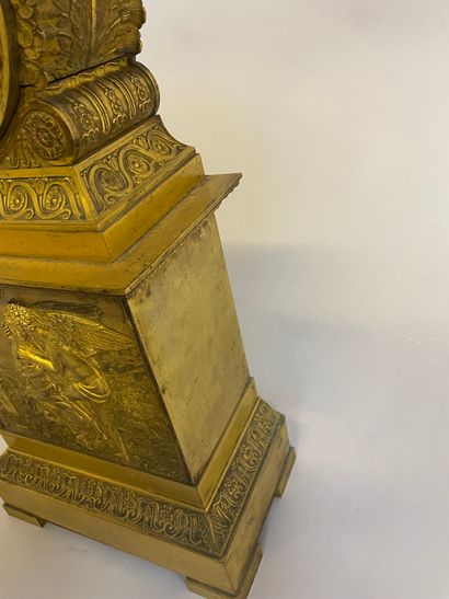 PENDULE BORNE en bronze doré et ciselé à décor en relief d’allégorie PENDULE BORNE...