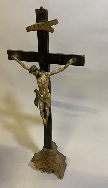 CRUCIFIX en bois sculpté et traces de polychromie sur une croix en bois noirci et...
