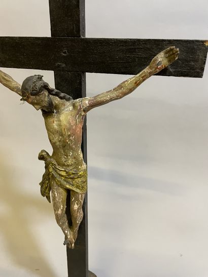 CRUCIFIX en bois sculpté et traces de polychromie sur une croix en bois noirci et...