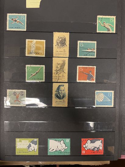 Un album de timbres de Bornéo à Chine dont quelques bonnes valeurs en Chine dont...