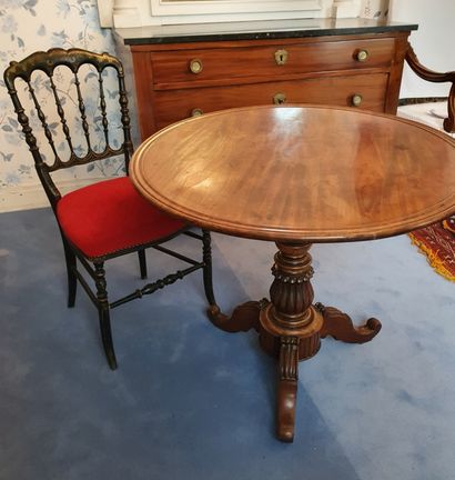 Lot de mobilier comprenant une chaise en bois noirci Napoléon III et un guéridon...