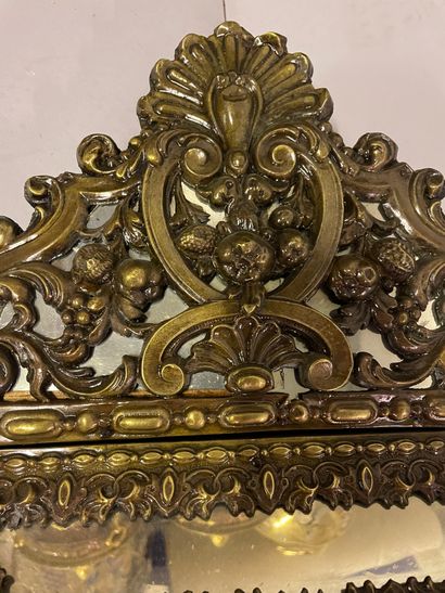 MIROIR A PARECLOSES en bois et métal doré et rouge surmonté d'un fronton à décors...