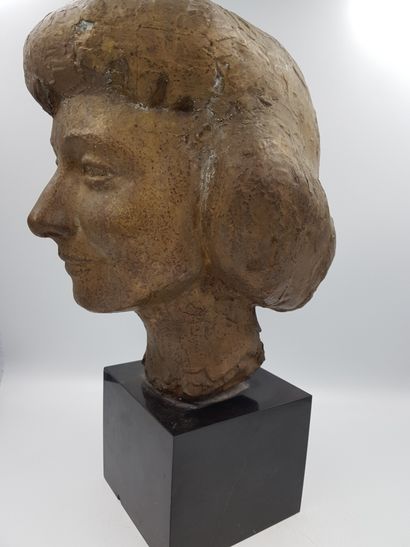 REVOL (Artiste du XXe siècle) REVOL (Artiste du XXe siècle)

Tête de femme en bronze...