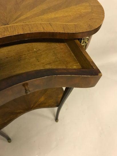 TABLE DE SALON de forme rognon en bois de placage marqueté à décor rayonnant ouvrant...