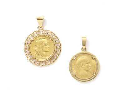 Lot en or 750 millièmes composé de 2 pendentifs décorés de pièces de 20 francs. Travail...