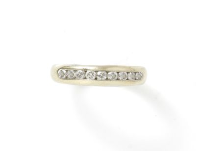 Demi-alliance en or 750 millièmes rhodié habillée d'une ligne de diamants brillantés...