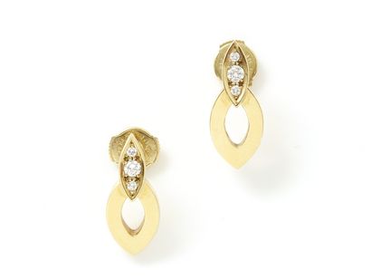 Cartier CARTIER

Paire de pendants d'oreilles en or 750 millièmes à décor stylisé...