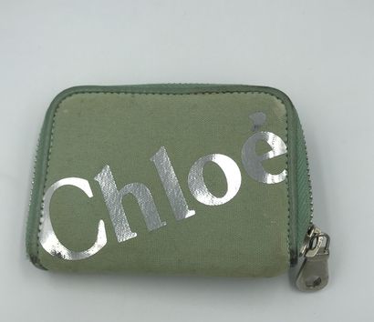 Chloé CHLOE

Porte-monnaie en tissu vert et flocage argent

(petite usures)

Vers...