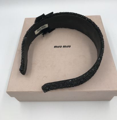 MIU MIU MIU MIU

Serre tête en tissu et paillette noire

Dans boite de la maison

Collection...