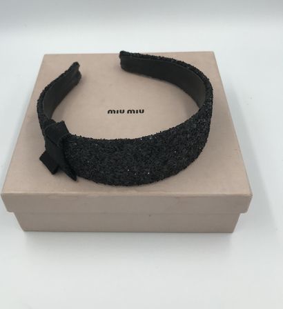 MIU MIU MIU MIU

Serre tête en tissu et paillette noire

Dans boite de la maison

Collection...