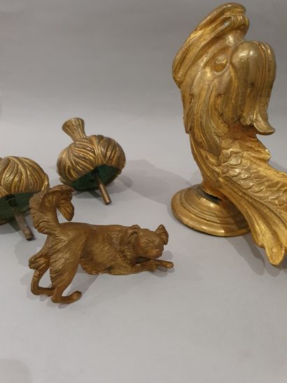 Lot de bronzes divers : dauphin (fontaine?) ; groupe à l'hippocampe ; chien signé...