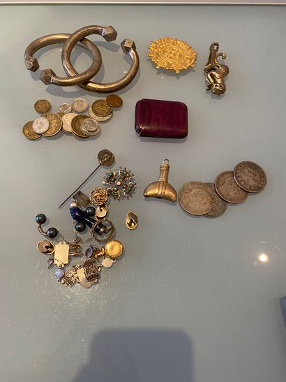 Fort lot de bijoux et monnaies : 4 pièces de 5F Louis-Philippe ; lot de monnaies...