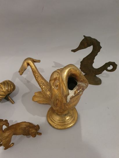Lot de bronzes divers : dauphin (fontaine?) ; groupe à l'hippocampe ; chien signé...