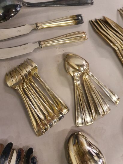 Partie de ménagère de table en métal argenté, style Art déco comprenant : Partie...