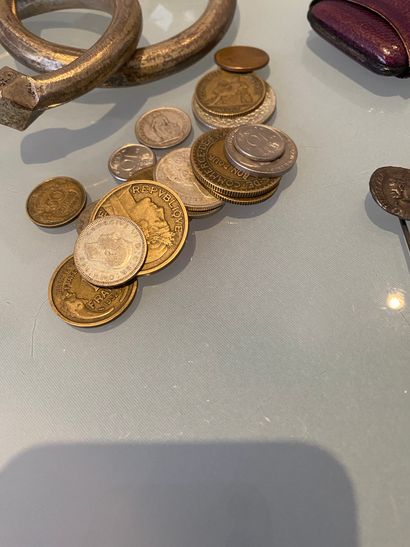 Fort lot de bijoux et monnaies : 4 pièces de 5F Louis-Philippe ; lot de monnaies...