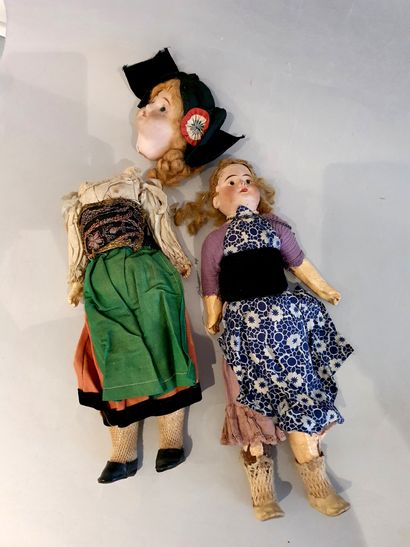 Lot de deux poupées en l'état : corps en bois peint tête en biscuit 
*Lot de deux...