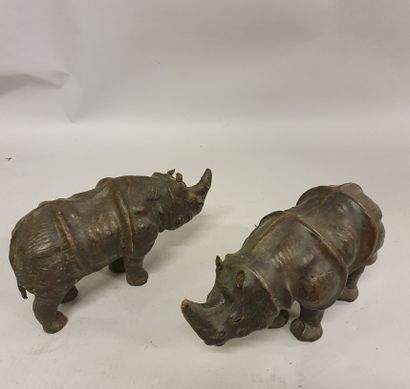 Paire de sujets décoratifs en peau représentant des rhinocéros (accidents) Paire...