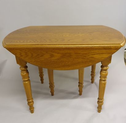Table à volets en bois mouluré et tourné de style Louis-Philippe Table à volets en...