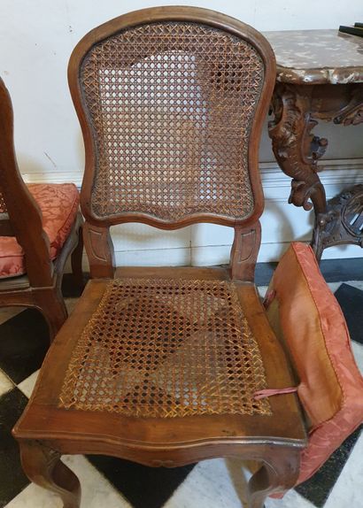Paire de chaises en bois naturel mouluré, dossier et assise cannés Paire de chaises...