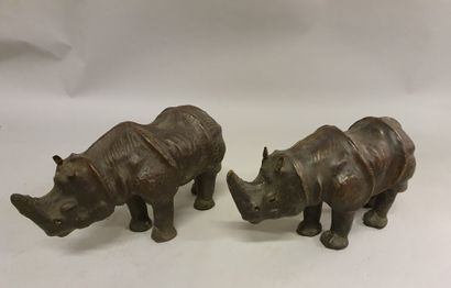 Paire de sujets décoratifs en peau représentant des rhinocéros (accidents) Paire...