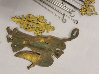 Lot comprenant deux éléments en bronze ou métal ciselé et doré, l'un à décor d'une...