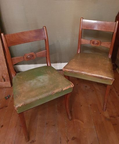 Lot de mobilier comprenant : paire de chaises à dossier barrette, assise en cuir...