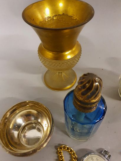 Lot de verreries et divers : vase en verre moulé ; lampe berger ; flacon en verre...