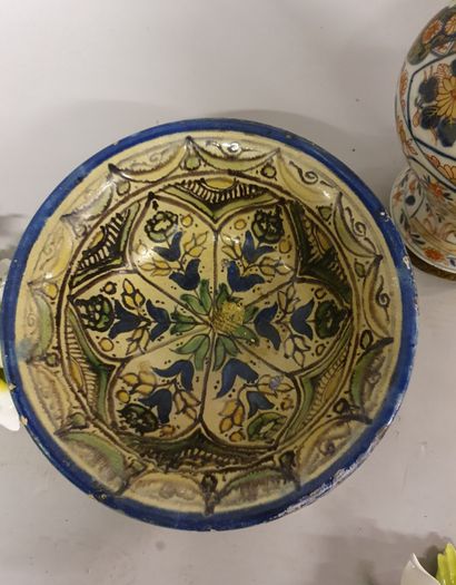 Lot de céramiques : plat style perse ou africain en céramique polychrome ; paire...