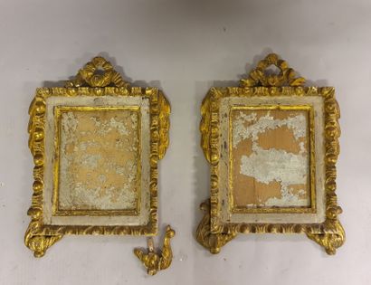 Paire de petits miroirs en bois laqué et doré ceints de nœud ruban Louis XVI Paire...