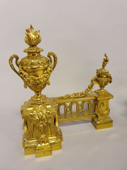 PAIRE DE CHENETS en bronze ciselés et doré décor de pots en feu et guirlandes suspendues...