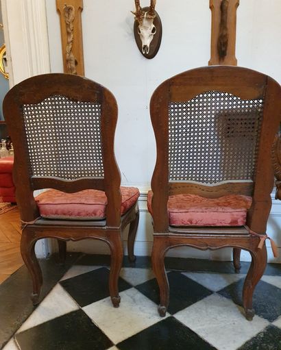 Paire de chaises en bois naturel mouluré, dossier et assise cannés Paire de chaises...
