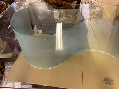 TABLE BASSE à piétement en verre ondulé et plateau de verre rectangulaire *TABLE...