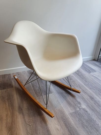 CHARLES ET RAY EAMES CHARLES et RAY EAMES


Rocking chair, coque assise blanche,...
