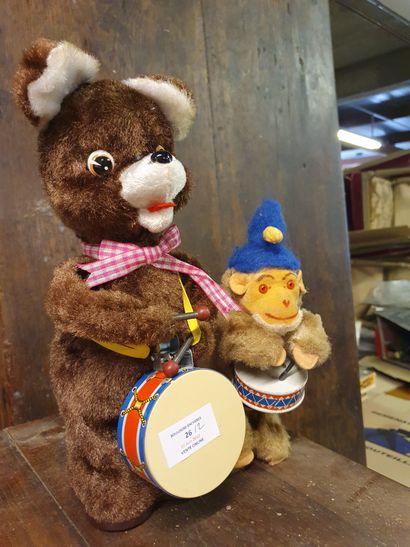 null Deux jouets à batterie et mécanique figurant un ours et un singe jouant du tambour

Etat...
