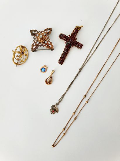 null Lot de bijoux fantaisie dont: collier, croix, broches, pendentif