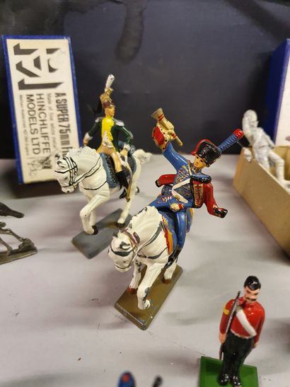 null Divers : soldats écossais William Grants & Sons ; cavaliers ; deux figurines...