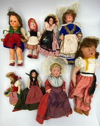 null Boite de huit poupées folkloriques anciennes, années 50