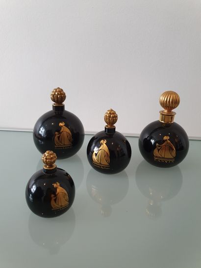 null 
LANVIN





Lot de 4 flacons de parfums "arpège" modèle boule en verre opaque...