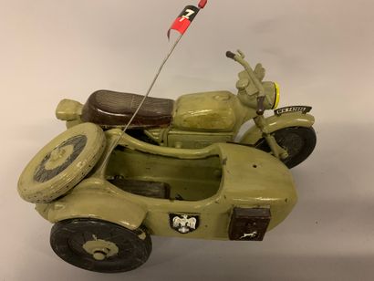 null Lot de maquettes de tanks en plastique avec quelques éléments Dinky Toys en...