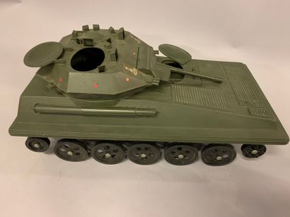 null Lot de maquettes de tanks en plastique avec quelques éléments Dinky Toys en...