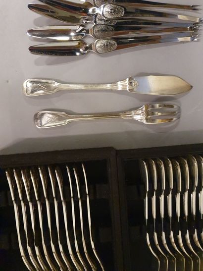 null Partie de ménagère de table en métal argenté : couverts à poisson (12 couteaux...