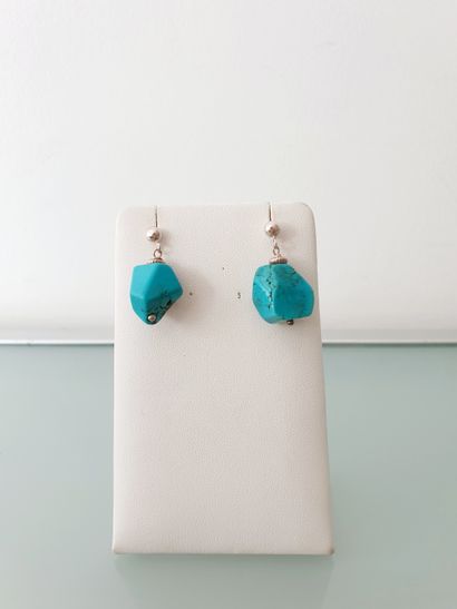 null PAIRE DE PENDANTS D'OREILLES ornés de pierres bleues turquoises montées sur...