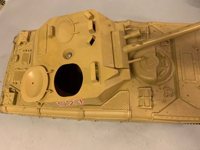 null Lot de maquettes de tanks en plastique avec quelques éléments Dinky Toys en...