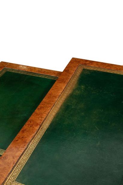 BUREAU plat en placage de bois clair moucheté et bois teinté vert à trois tiroirs...